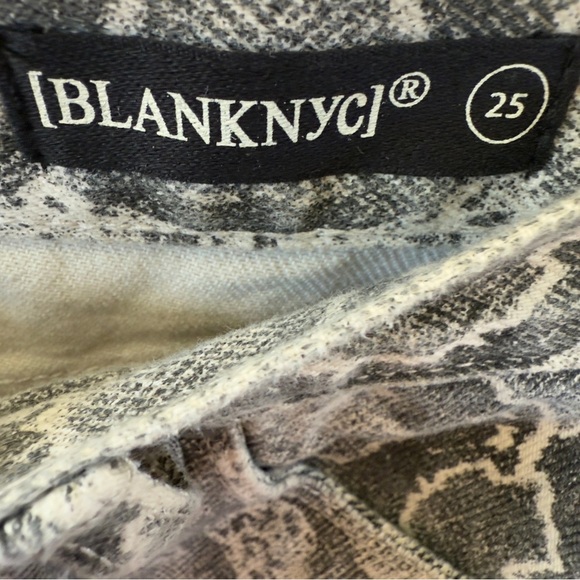 BLANK NYC snake print denim skirt NWT  size: 25 - Picture 4 of 5
